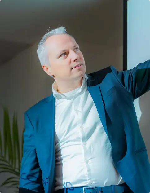 Image of Marc, the founder and CEO of Conpend, during a presentation